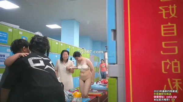 [1080p]十一月最新流出大神高价雇佣女拍客潜入游泳场更衣室偷拍 美女换衣