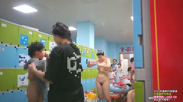 [1080p]十一月最新流出大神高价雇佣女拍客潜入游泳场更衣室偷拍 美女换衣