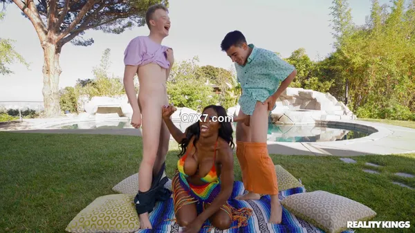 [1080p]LilHumpers 23 08 22 Ebony Mystique woman Fucks Two Lil Humpers XXX MP4-H265